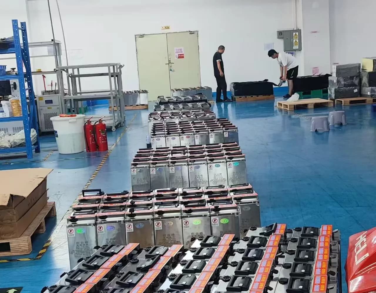 Battery pack assemblies arranged in a workshop