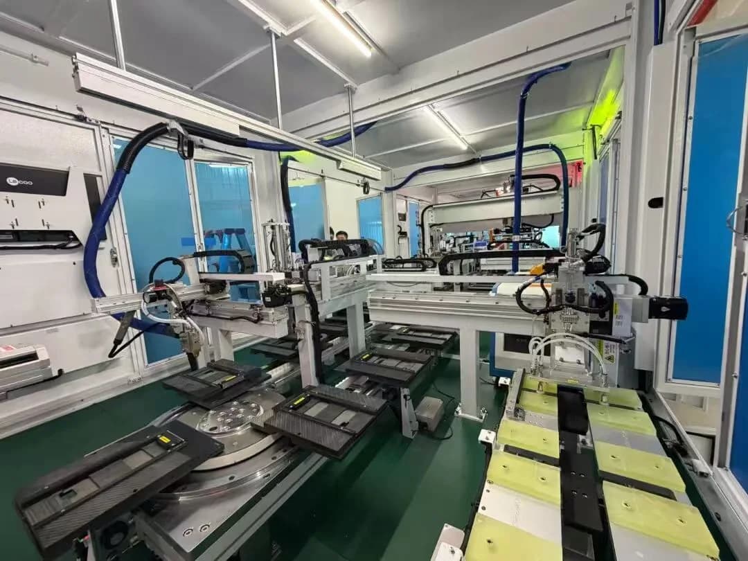 Equipment and fixtures in the supplied workshop photograph