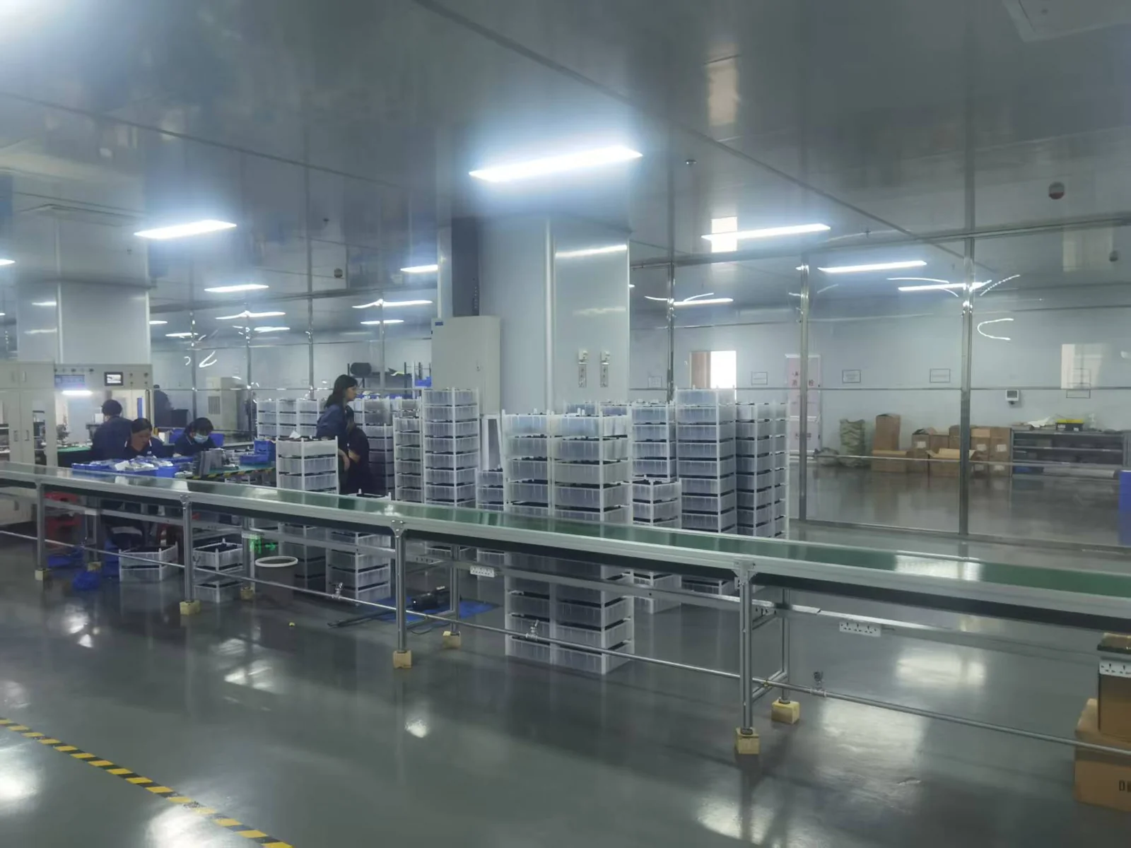 Workshop with process equipment, workstations and assembly personnel